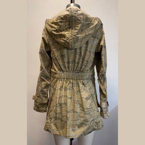 Stussy Girls Strapped Parka NWOT – Desert Camo Size M
